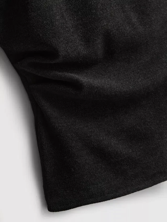 Top justo com decote em V e detalhes metálicos