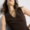 Top sem mangas com peplum e decote em V