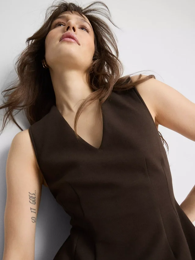 Top sem mangas com peplum e decote em V