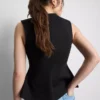 Top sem mangas com peplum e decote em V