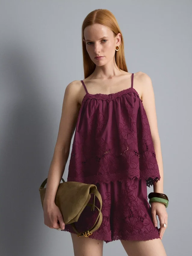 Top tipo cami de algodão com bordado floral