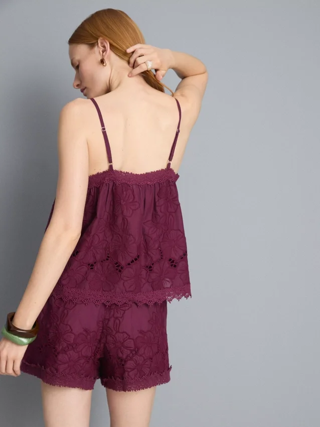 Top tipo cami de algodão com bordado floral