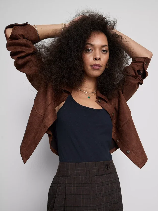 Top tipo camisola elástico com alta percentagem de algodão