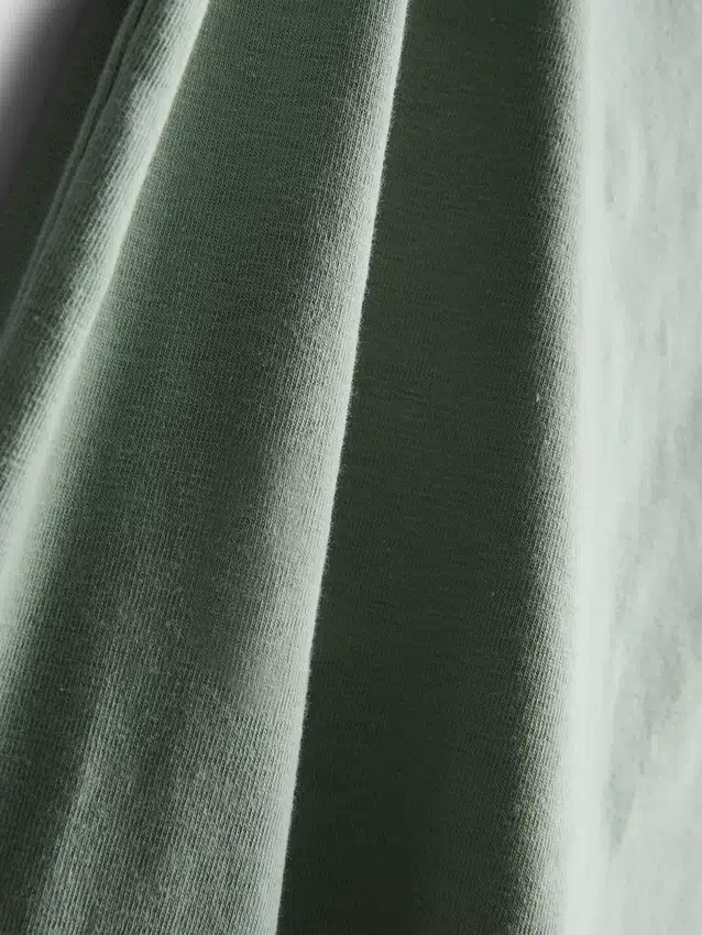Top tipo camisola elástico com alta percentagem de algodão