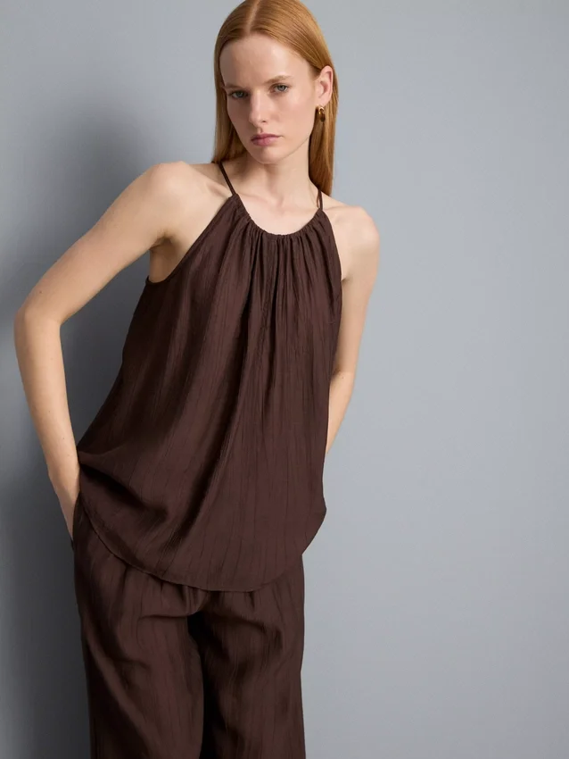 Top trapézio com decote halter texturado