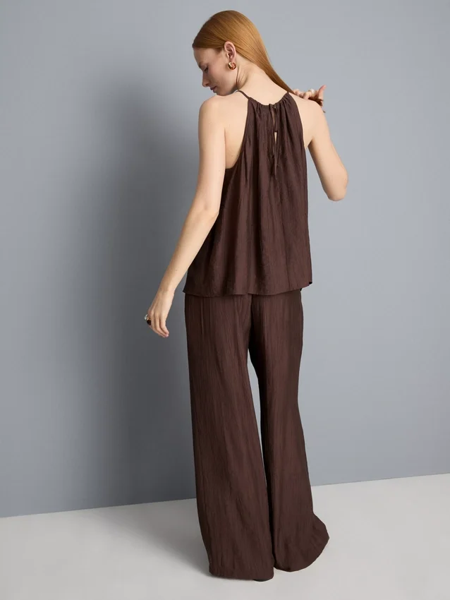 Top trapézio com decote halter texturado