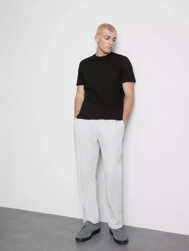 Uma camisa de corte regular, com mangas curtas e decote redondo