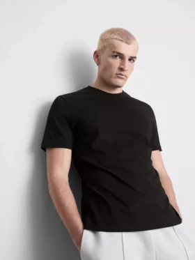 Uma camisa de corte regular, com mangas curtas e decote redondo