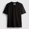 Uma camisa de corte regular, com mangas curtas e decote redondo