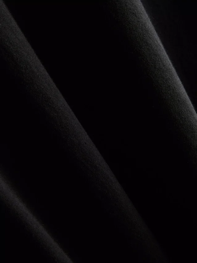 Uma camisa de corte regular, com mangas curtas e decote redondo