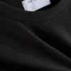 Uma camisa de corte regular, com mangas curtas e decote redondo