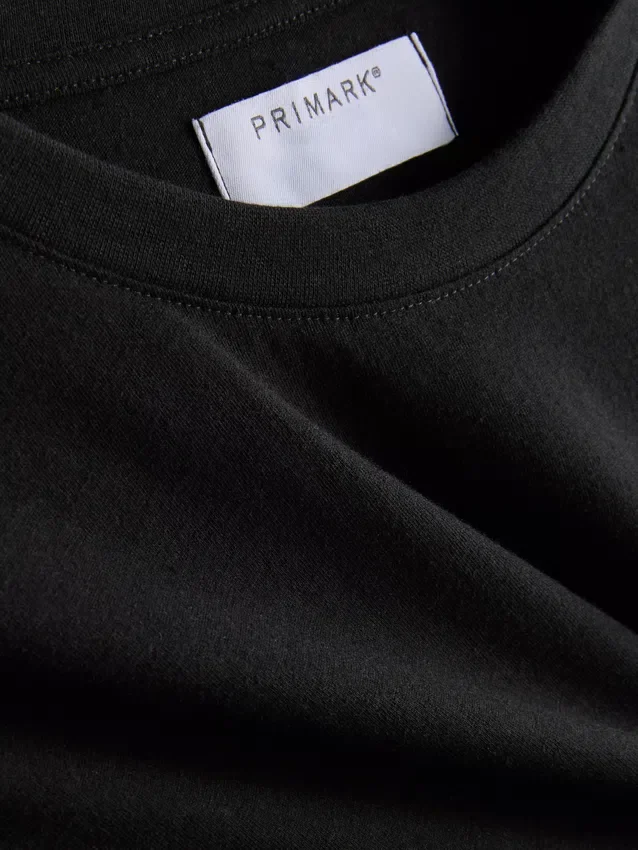 Uma camisa de corte regular, com mangas curtas e decote redondo