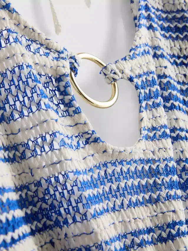 Vestido de praia com riscas em croché e anéis em O