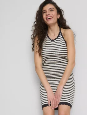 Vestido halter de malha às riscas