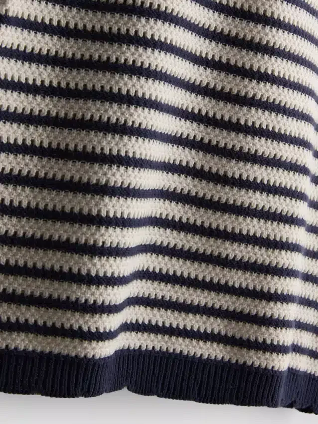 Vestido halter de malha às riscas