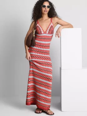 Vestido maxi com decote em V em croché da Paula Echevarría