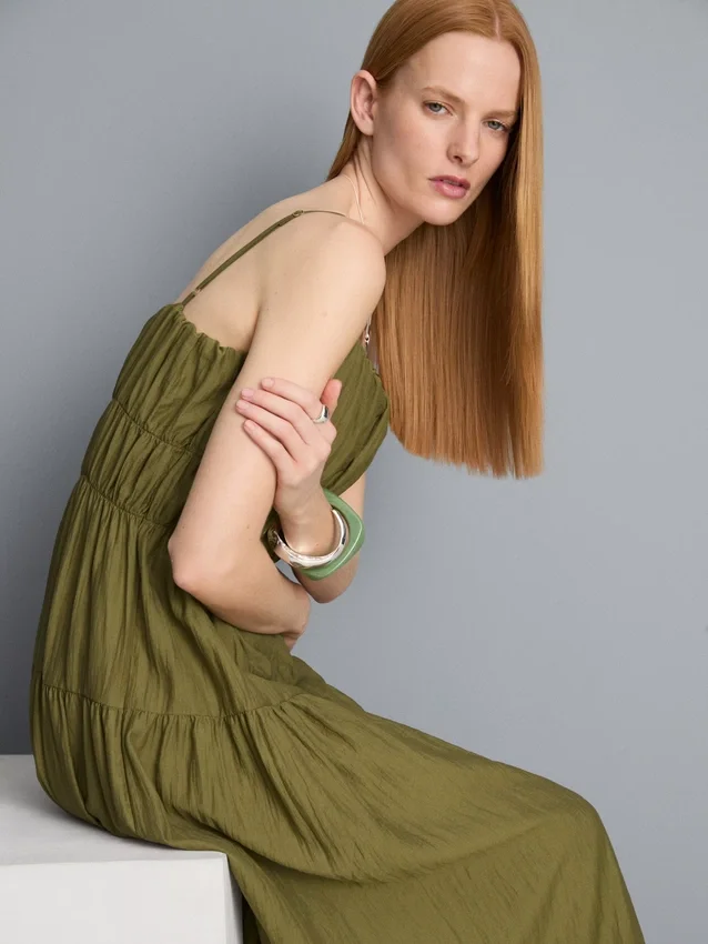 Vestido maxi com folhos em camadas
