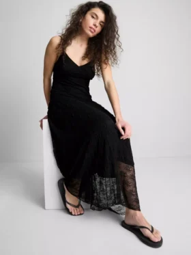 Vestido maxi de renda com decote em V