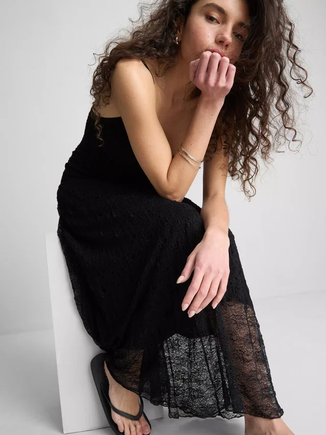 Vestido maxi de renda com decote em V