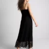 Vestido maxi de renda com decote em V