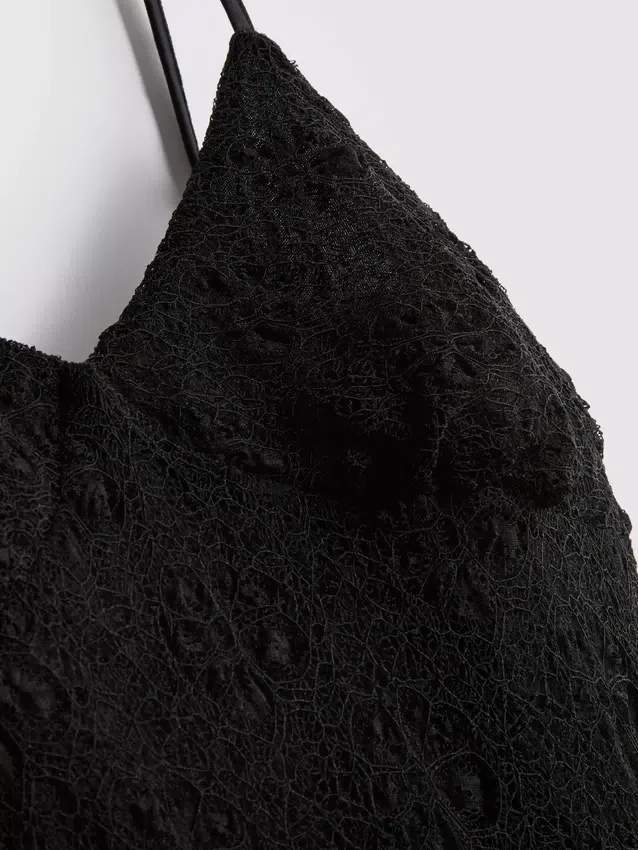 Vestido maxi de renda com decote em V