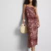 Vestido midi coluna com padrão paisley da Paula Echevarría