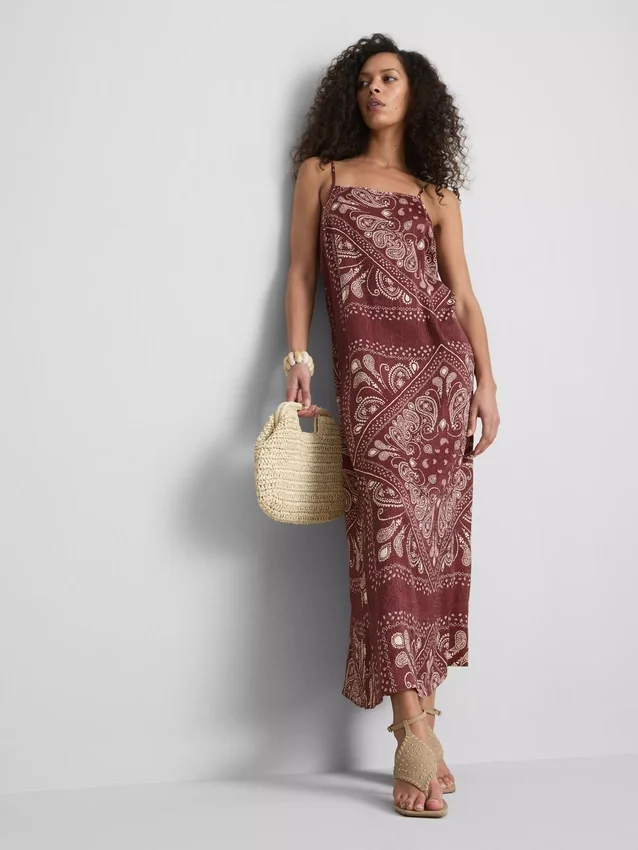 Vestido midi coluna com padrão paisley da Paula Echevarría