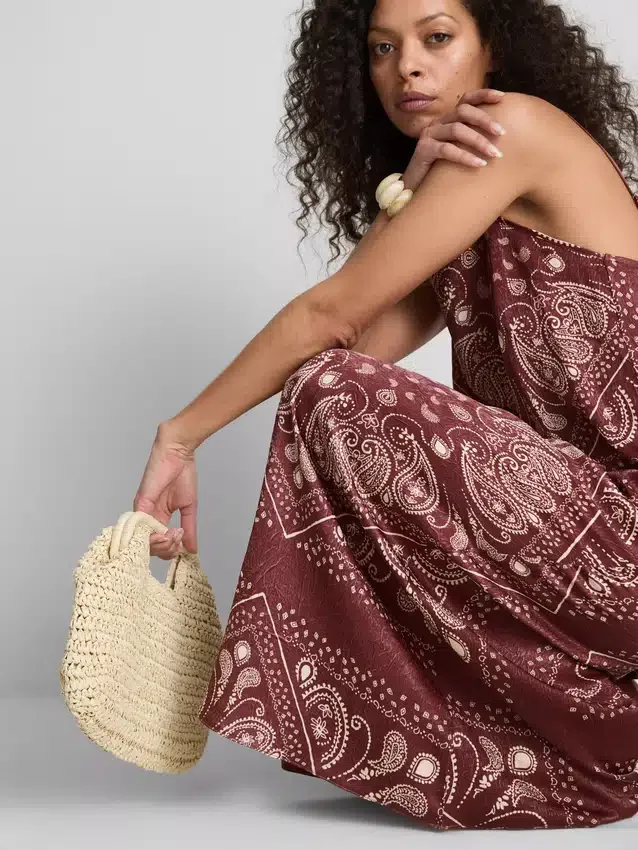 Vestido midi coluna com padrão paisley da Paula Echevarría