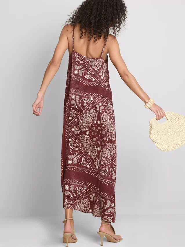 Vestido midi coluna com padrão paisley da Paula Echevarría
