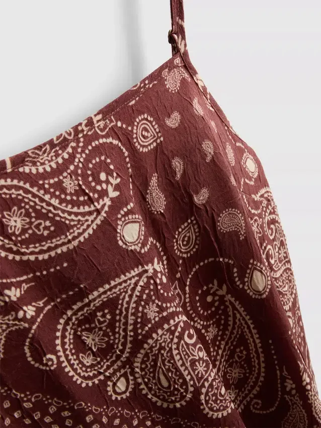 Vestido midi coluna com padrão paisley da Paula Echevarría