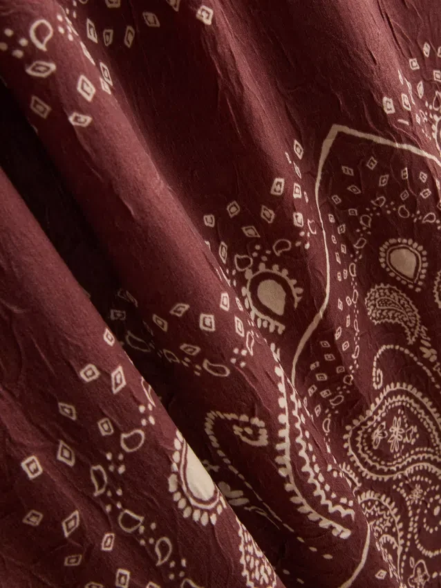 Vestido midi coluna com padrão paisley da Paula Echevarría