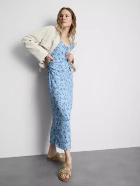 Vestido midi com decote em coração e efeito enrugado