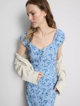 Vestido midi com decote em coração e efeito enrugado