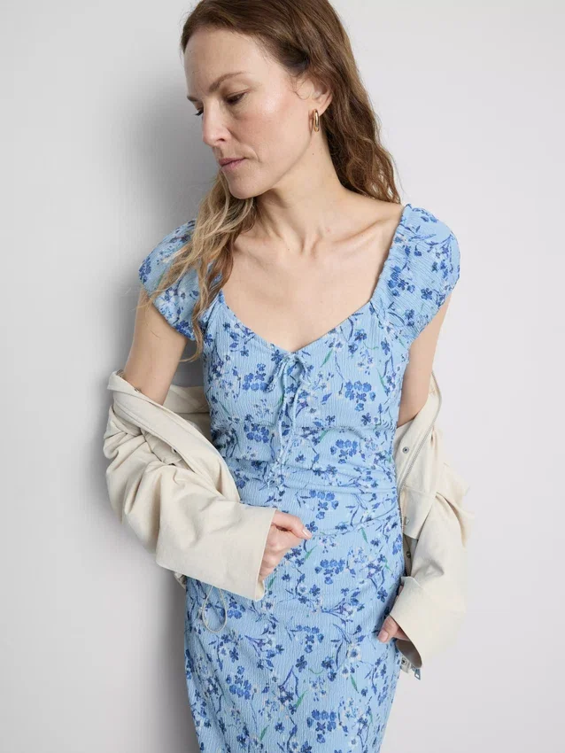 Vestido midi com decote em coração e efeito enrugado
