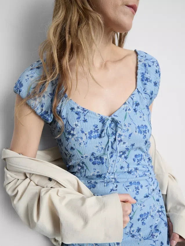 Vestido midi com decote em coração e efeito enrugado