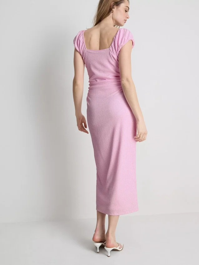 Vestido midi com decote em coração e efeito enrugado