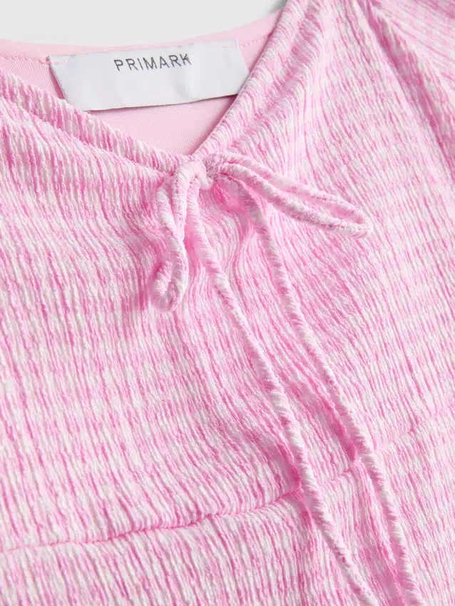 Vestido midi com decote em coração e efeito enrugado