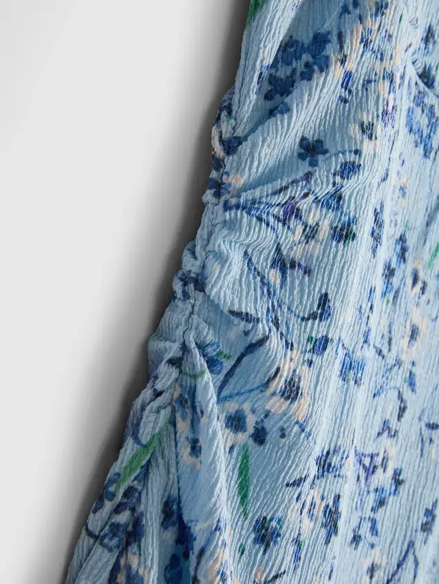 Vestido midi com decote em coração e efeito enrugado