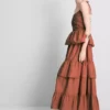Vestido midi com folhos em camadas