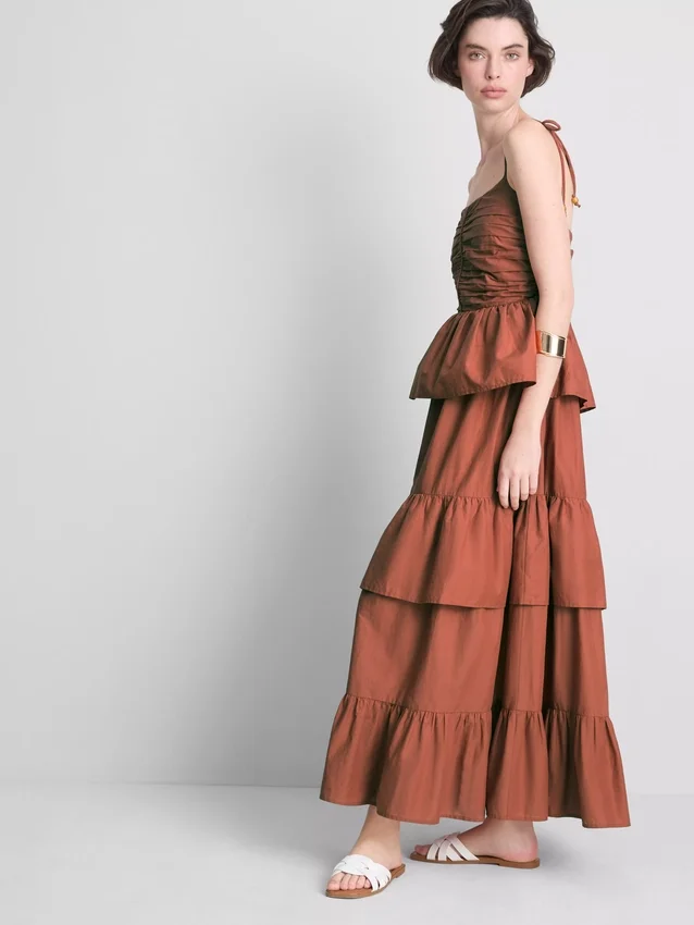 Vestido midi com folhos em camadas