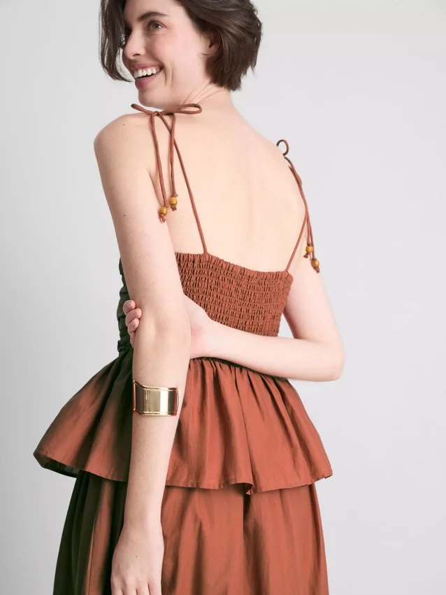 Vestido midi com folhos em camadas