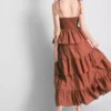Vestido midi com folhos em camadas