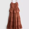 Vestido midi com folhos em camadas