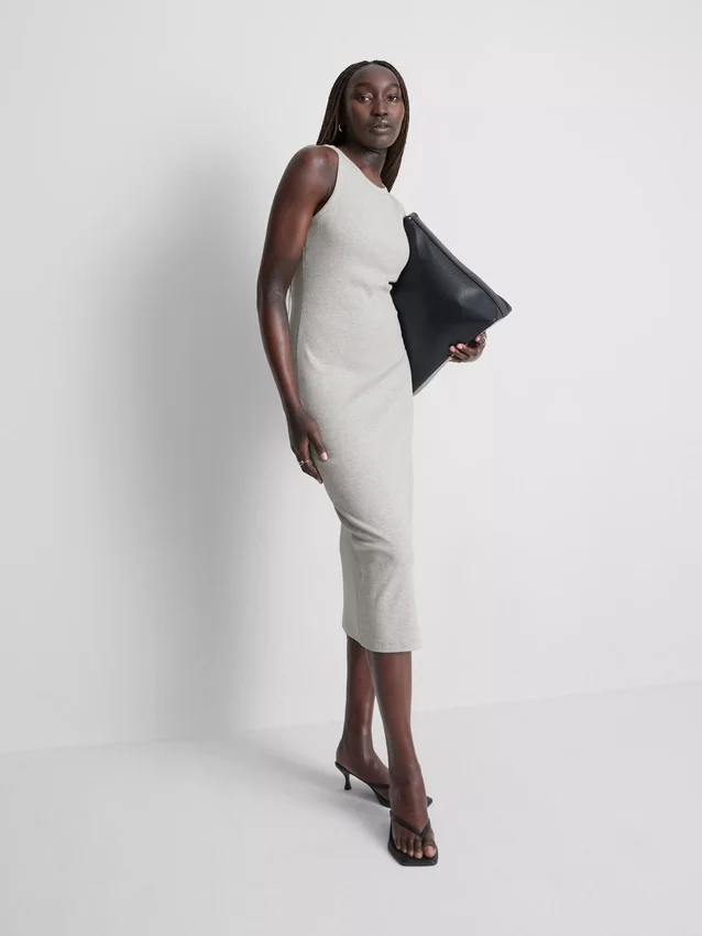 Vestido midi com sutiã incorporado em malha canelada