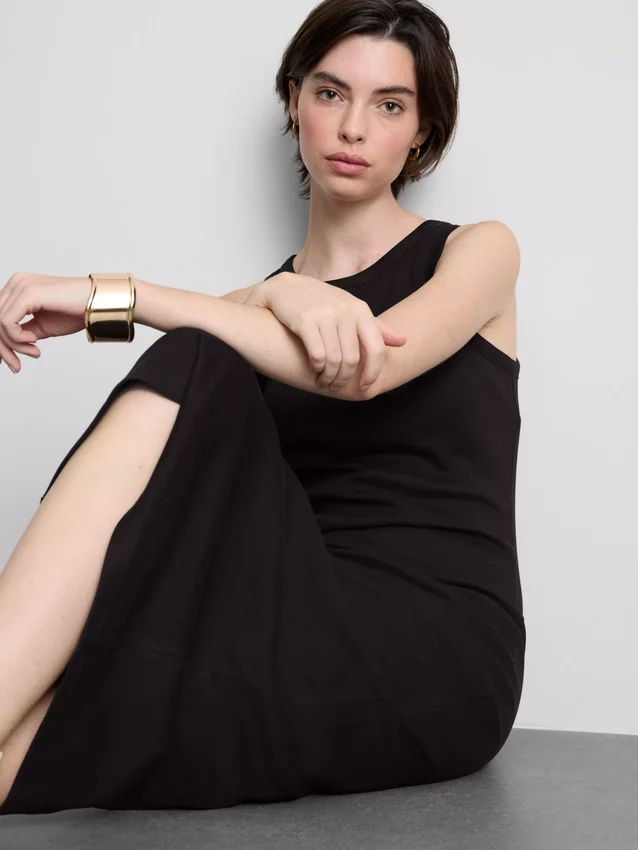 Vestido midi com sutiã incorporado em malha canelada