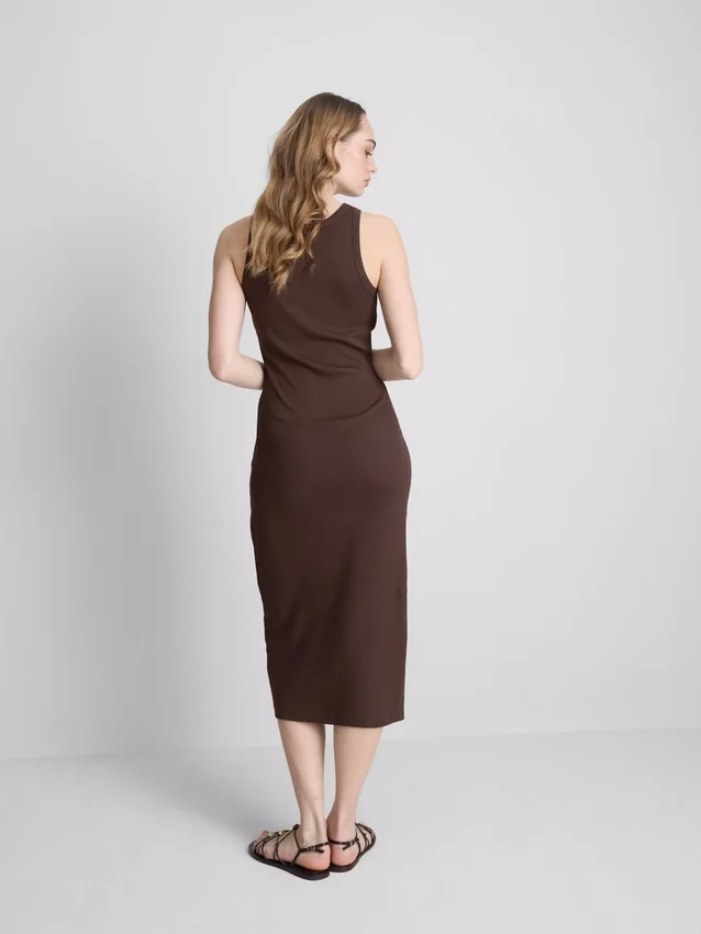 Vestido midi com sutiã incorporado em malha canelada
