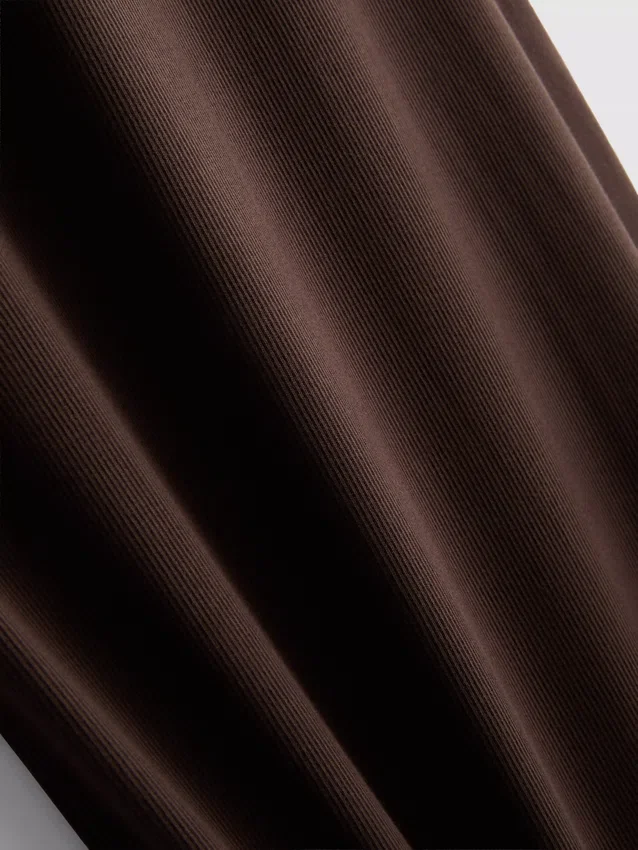 Vestido midi com sutiã incorporado em malha canelada