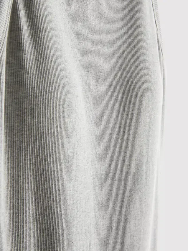 Vestido midi com sutiã incorporado em malha canelada