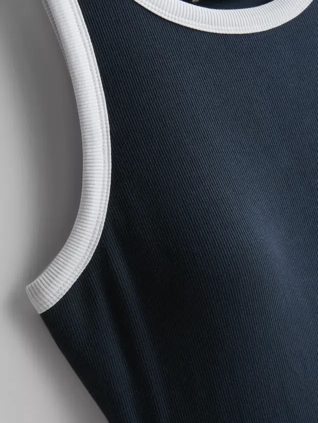 Vestido midi com sutiã incorporado em malha canelada