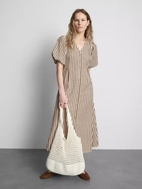 Vestido midi às riscas com mangas bufantes
